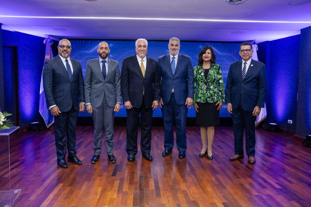 1- Milcíades Willmore, Carlos Leonardo, Erik Pérez Vega, Carlos Ortega, Maricela Almánzar, Claudio Peguero.2-José Aquino, Emilio Hernandez.3-Huascar Tejeda, Rilke Petrosky, Zoe Rodríguez, Rafael Vargar, Claudio Peguero.4-Erick Barinas, Jesús de Cruz, Jonathan Morales.5-Grace Logroño, Ileana Miyar Fernández, Raysa Pérez.6-María Luisa Montas, Rosa Luisa Fernández, Alicia Álvarez.